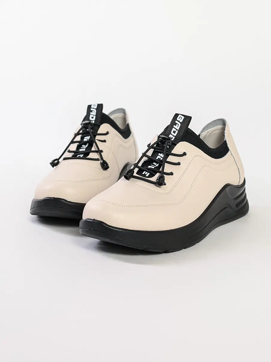 Туфли светло-бежевого цвета с эластичной шнуровкой